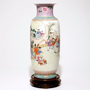 A large Chinese famille rose vase with playing boys, on a wooden stand, 20th C. — photo 1