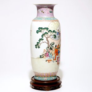 A large Chinese famille rose vase with playing boys, on a wooden stand, 20th C. — photo 4
