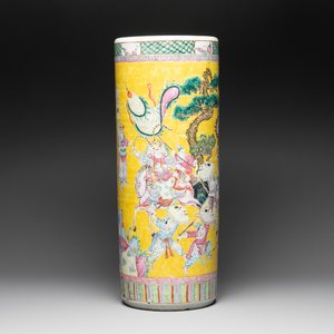 A large Chinese famille rose 'warriors on horseback' cylindrical vase, 19th C. — 照片 1