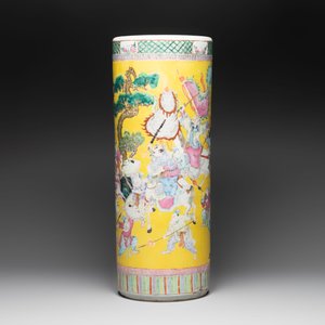 A large Chinese famille rose 'warriors on horseback' cylindrical vase, 19th C. — 照片 2