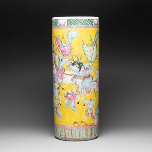 A large Chinese famille rose 'warriors on horseback' cylindrical vase, 19th C. — 照片 3