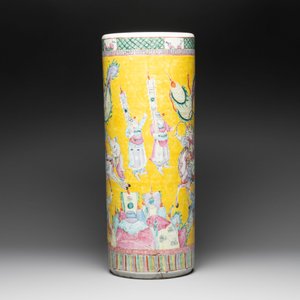 A large Chinese famille rose 'warriors on horseback' cylindrical vase, 19th C. — 照片 4