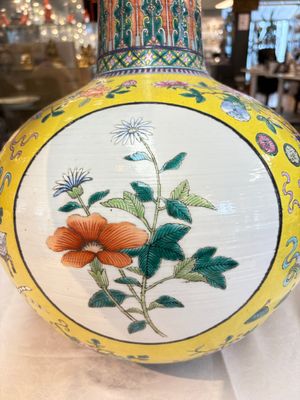 A large Chinese famille rose yellow-ground 'tianqiu ping' vase with flowers and antiquities, 19th C. — photo 11