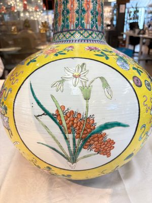 A large Chinese famille rose yellow-ground 'tianqiu ping' vase with flowers and antiquities, 19th C. — photo 12
