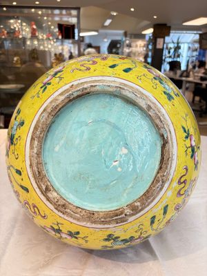 A large Chinese famille rose yellow-ground 'tianqiu ping' vase with flowers and antiquities, 19th C. — photo 14