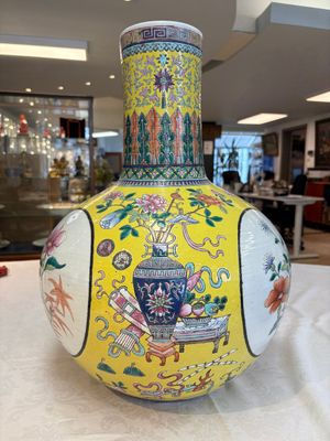 A large Chinese famille rose yellow-ground 'tianqiu ping' vase with flowers and antiquities, 19th C. — photo 2