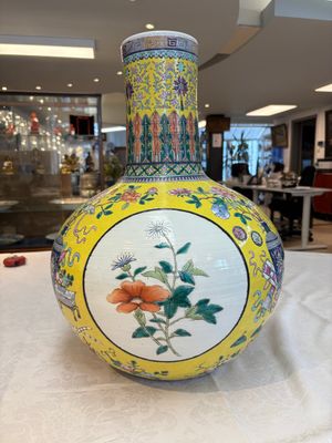 A large Chinese famille rose yellow-ground 'tianqiu ping' vase with flowers and antiquities, 19th C. — photo 3