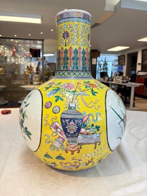 A large Chinese famille rose yellow-ground 'tianqiu ping' vase with flowers and antiquities, 19th C. — photo 4