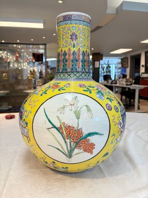 A large Chinese famille rose yellow-ground 'tianqiu ping' vase with flowers and antiquities, 19th C. — photo 5