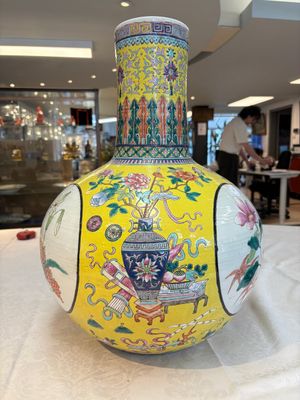 A large Chinese famille rose yellow-ground 'tianqiu ping' vase with flowers and antiquities, 19th C. — photo 6
