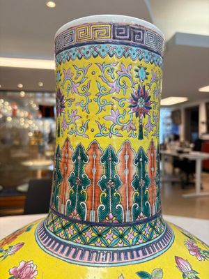 A large Chinese famille rose yellow-ground 'tianqiu ping' vase with flowers and antiquities, 19th C. — photo 7
