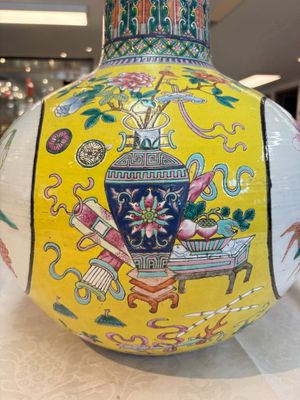 A large Chinese famille rose yellow-ground 'tianqiu ping' vase with flowers and antiquities, 19th C. — photo 8
