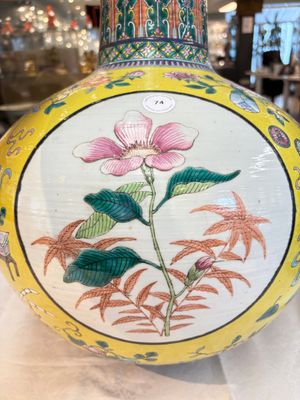 A large Chinese famille rose yellow-ground 'tianqiu ping' vase with flowers and antiquities, 19th C. — photo 10