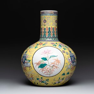 A large Chinese famille rose yellow-ground 'tianqiu ping' vase with flowers and antiquities, 19th C. — photo 1