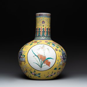 A large Chinese famille rose yellow-ground 'tianqiu ping' vase with flowers and antiquities, 19th C. — photo 3
