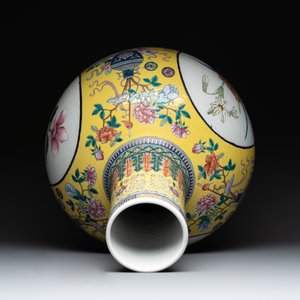 A large Chinese famille rose yellow-ground 'tianqiu ping' vase with flowers and antiquities, 19th C. — photo 5