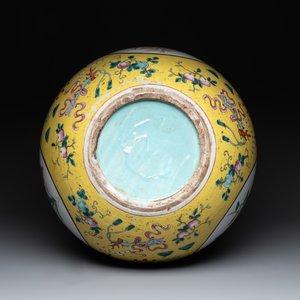 A large Chinese famille rose yellow-ground 'tianqiu ping' vase with flowers and antiquities, 19th C. — photo 6