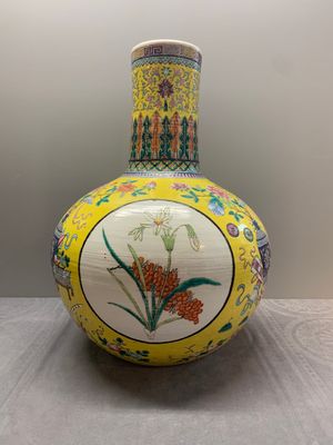 A large Chinese famille rose yellow-ground 'tianqiu ping' vase with flowers and antiquities, 19th C. — photo 1