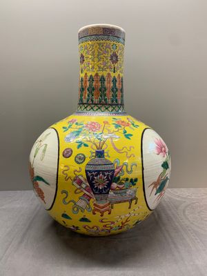 A large Chinese famille rose yellow-ground 'tianqiu ping' vase with flowers and antiquities, 19th C. — photo 2
