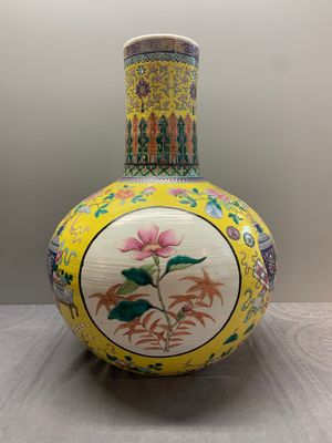 A large Chinese famille rose yellow-ground 'tianqiu ping' vase with flowers and antiquities, 19th C. — photo 3