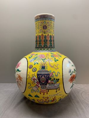 A large Chinese famille rose yellow-ground 'tianqiu ping' vase with flowers and antiquities, 19th C. — photo 4