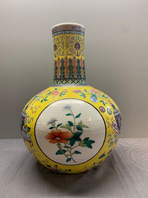 A large Chinese famille rose yellow-ground 'tianqiu ping' vase with flowers and antiquities, 19th C. — photo 5
