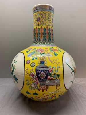 A large Chinese famille rose yellow-ground 'tianqiu ping' vase with flowers and antiquities, 19th C. — photo 6