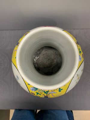 A large Chinese famille rose yellow-ground 'tianqiu ping' vase with flowers and antiquities, 19th C. — photo 7