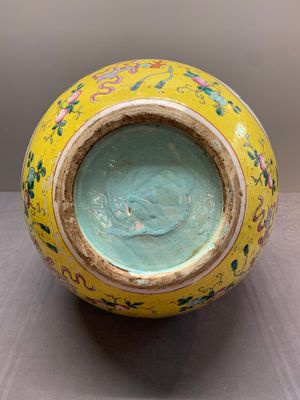 A large Chinese famille rose yellow-ground 'tianqiu ping' vase with flowers and antiquities, 19th C. — photo 8