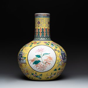 A large Chinese famille rose yellow-ground 'tianqiu ping' vase with flowers and antiquities, 19th C. — photo 1
