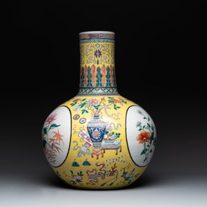A large Chinese famille rose yellow-ground 'tianqiu ping' vase with flowers and antiquities, 19th C. — photo 2