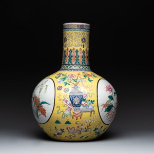 A large Chinese famille rose yellow-ground 'tianqiu ping' vase with flowers and antiquities, 19th C. — photo 4