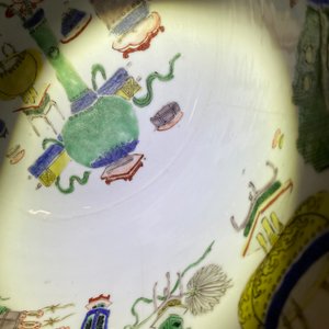 A large Chinese famille verte 'antiquities' bowl, Kangxi — 照片 15