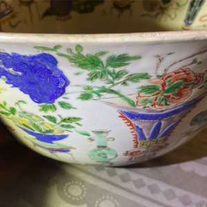 A large Chinese famille verte 'antiquities' bowl, Kangxi — 照片 18
