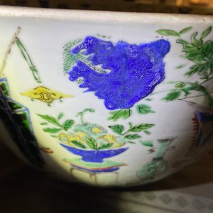 A large Chinese famille verte 'antiquities' bowl, Kangxi — 照片 19