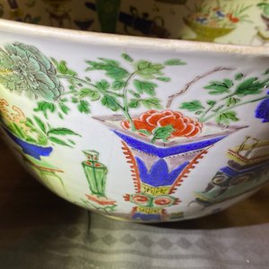 A large Chinese famille verte 'antiquities' bowl, Kangxi — 照片 20