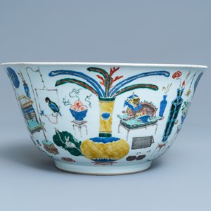 A large Chinese famille verte 'antiquities' bowl, Kangxi — 照片 2