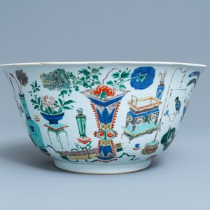 A large Chinese famille verte 'antiquities' bowl, Kangxi — 照片 3