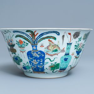 A large Chinese famille verte 'antiquities' bowl, Kangxi — 照片 4
