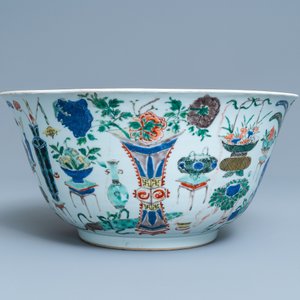 A large Chinese famille verte 'antiquities' bowl, Kangxi — 照片 5