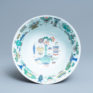 A large Chinese famille verte 'antiquities' bowl, Kangxi — 照片 6