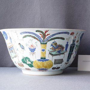 A large Chinese famille verte 'antiquities' bowl, Kangxi — 照片 8