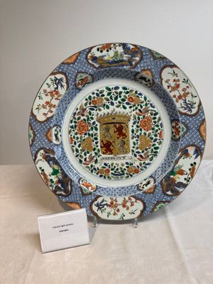 A large Chinese famille verte armorial 'Provinces' dish with the arms of Henegouw, Kangxi — photo 1