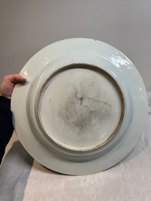 A large Chinese famille verte armorial 'Provinces' dish with the arms of Henegouw, Kangxi — photo 19