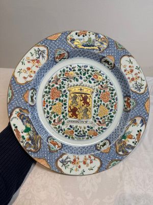 A large Chinese famille verte armorial 'Provinces' dish with the arms of Henegouw, Kangxi — photo 2