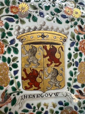 A large Chinese famille verte armorial 'Provinces' dish with the arms of Henegouw, Kangxi — photo 3
