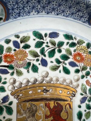 A large Chinese famille verte armorial 'Provinces' dish with the arms of Henegouw, Kangxi — photo 5