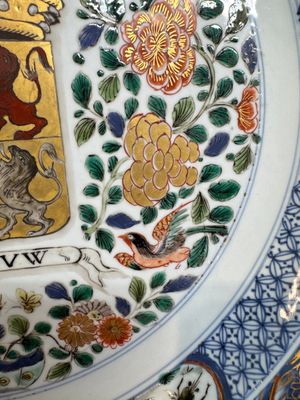 A large Chinese famille verte armorial 'Provinces' dish with the arms of Henegouw, Kangxi — photo 7