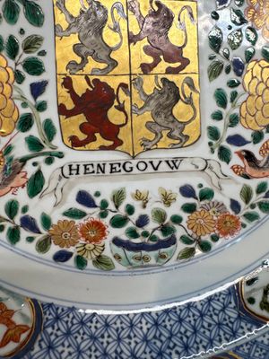 A large Chinese famille verte armorial 'Provinces' dish with the arms of Henegouw, Kangxi — photo 8