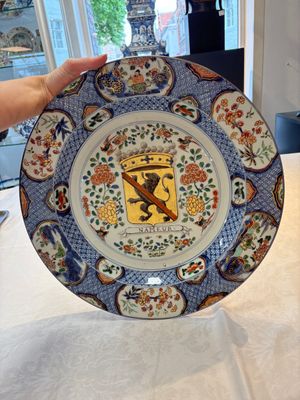 A large Chinese famille verte armorial 'Provinces' dish with the arms of Namur, Kangxi, ca. 1720 — 照片 1